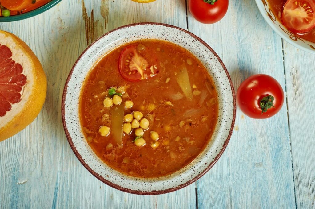 Tabikha Khudrat, supă tradițională din Tunisia, servită într-un bol alb alături de roșii cherry
