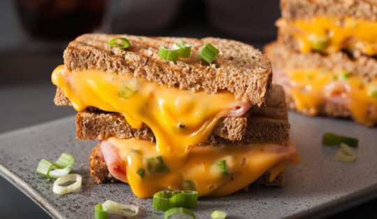 Ce brânză este potrivită pentru sandviciuri calde