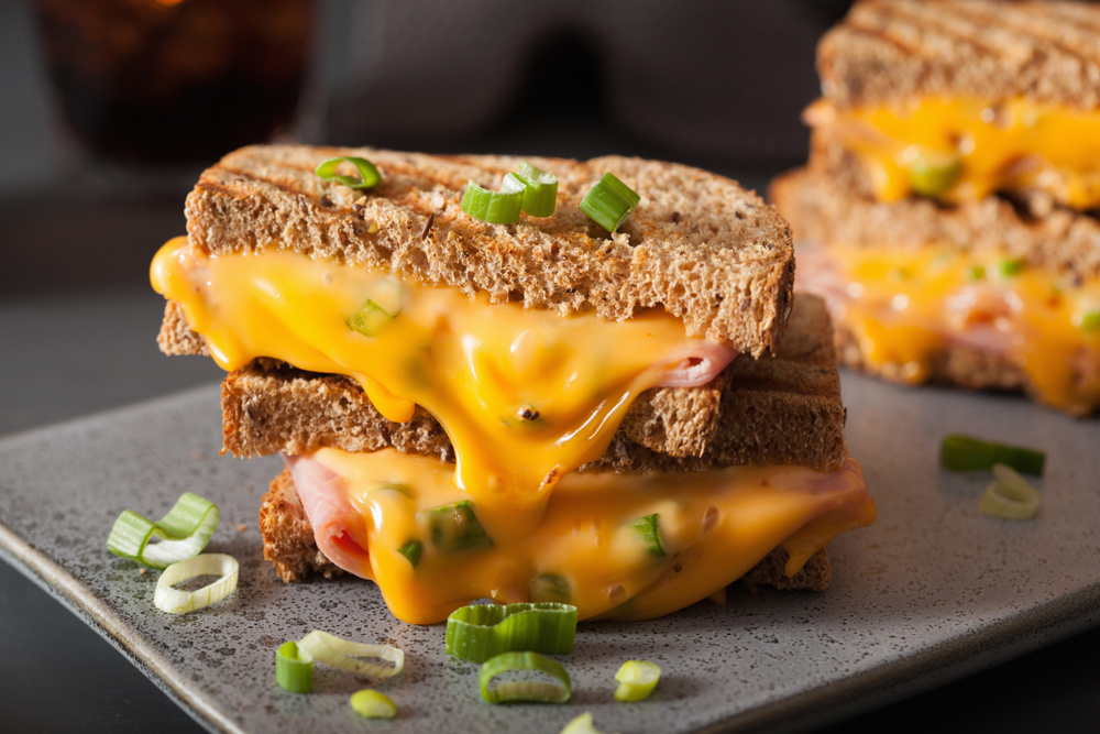 Brânză pentru sandviciuri calde prezentată în două sandviciuri