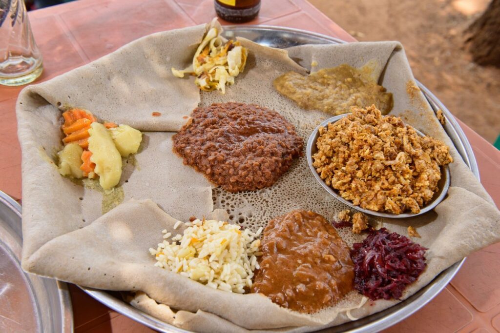 Injera servită pe un platou lat, fiind micul dejun preferat din Etiopia