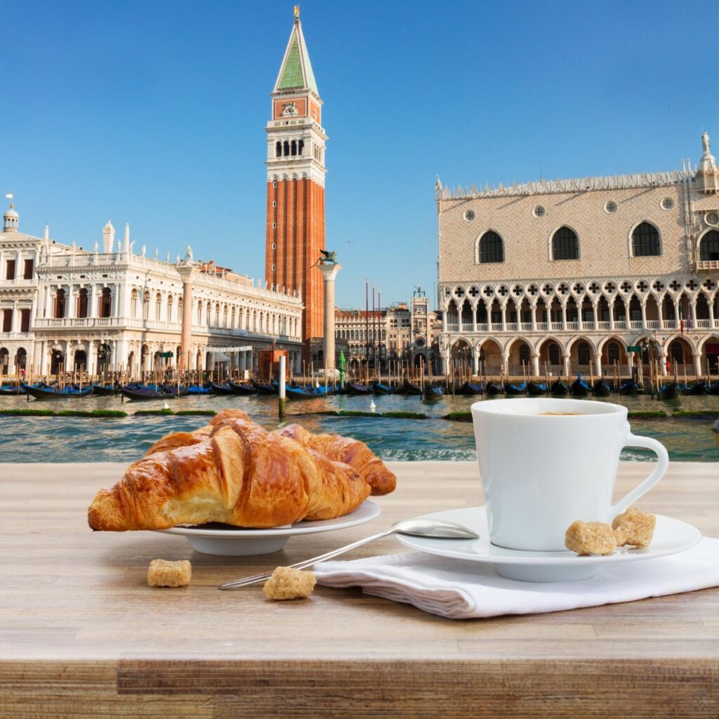 Micul dejun italian care conține și o cană de cafea
