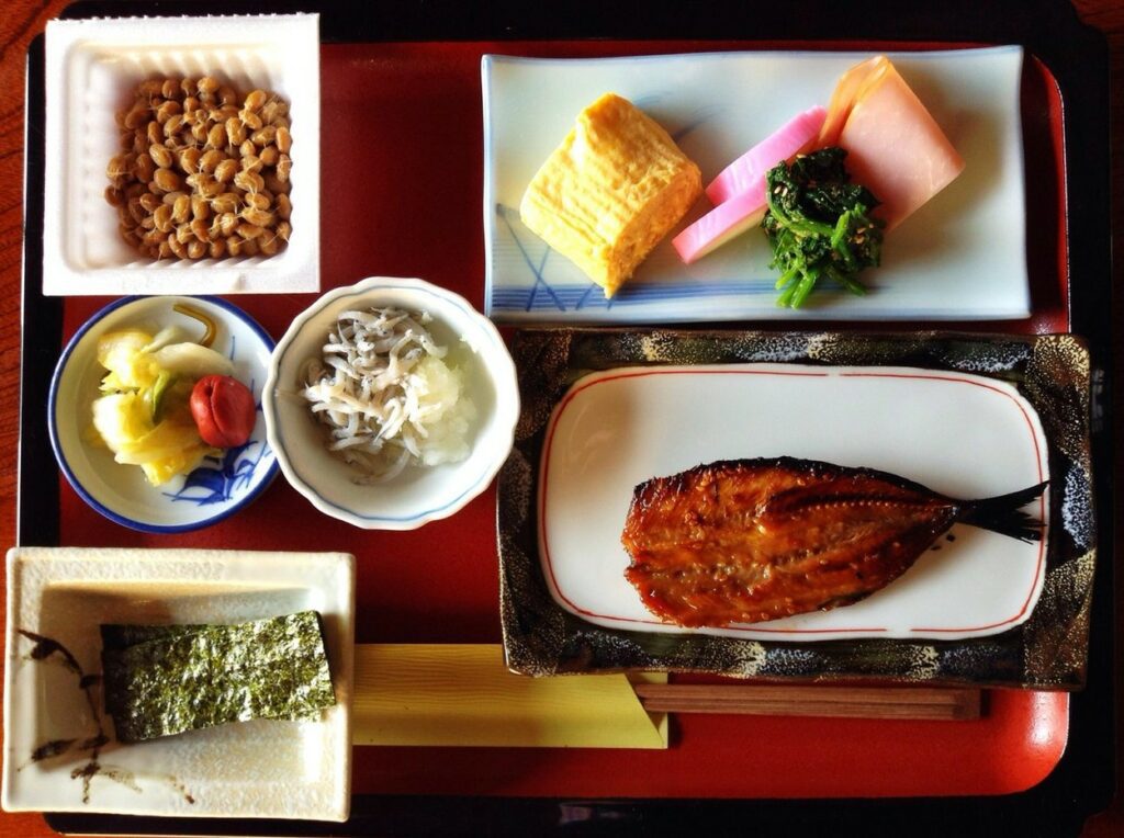 Micul dejun din Japonia include pește și multe legume