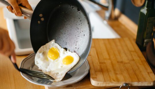O tigaie neaderentă în care au fost preparate două ouă ochiuri