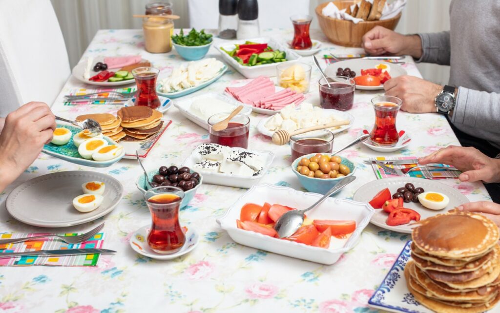 Micul dejun din Turcia pe o masă bogată în preparate