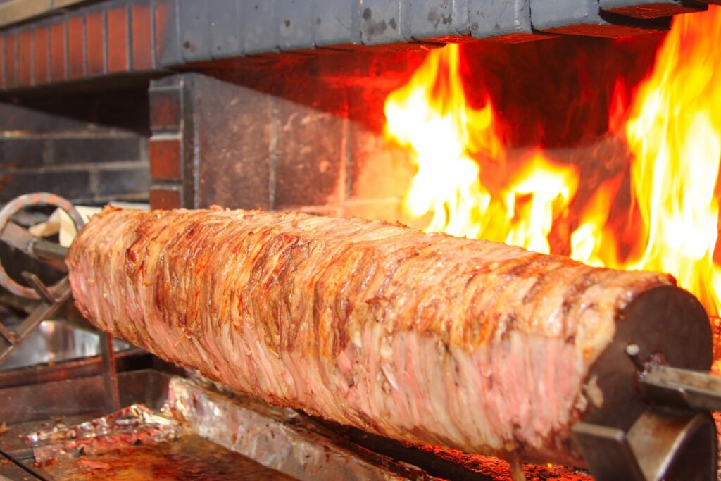 Cag kebab în timp ce este făcut în fața focului