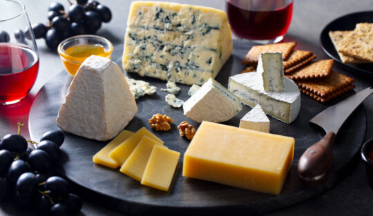Cum se servesc corect brânzeturile. Regulile aplicate la mesele din Franța