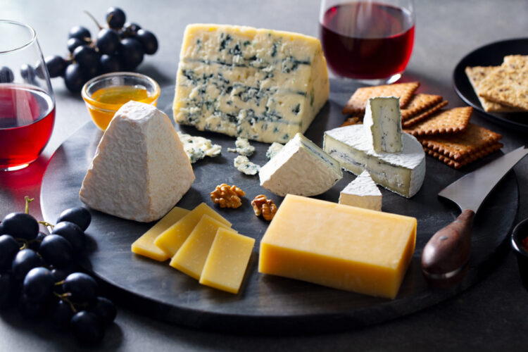 Cum se servesc corect brânzeturile. Regulile aplicate la mesele din Franța