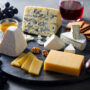 Cum se servesc corect brânzeturile ilustrat cu ajutorul unui platou plin cu diferite feluri de brânzeturi
