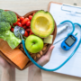 alimente care îmbunătățesc circulația arterială puse în formă de inimă alături de un stetoscop