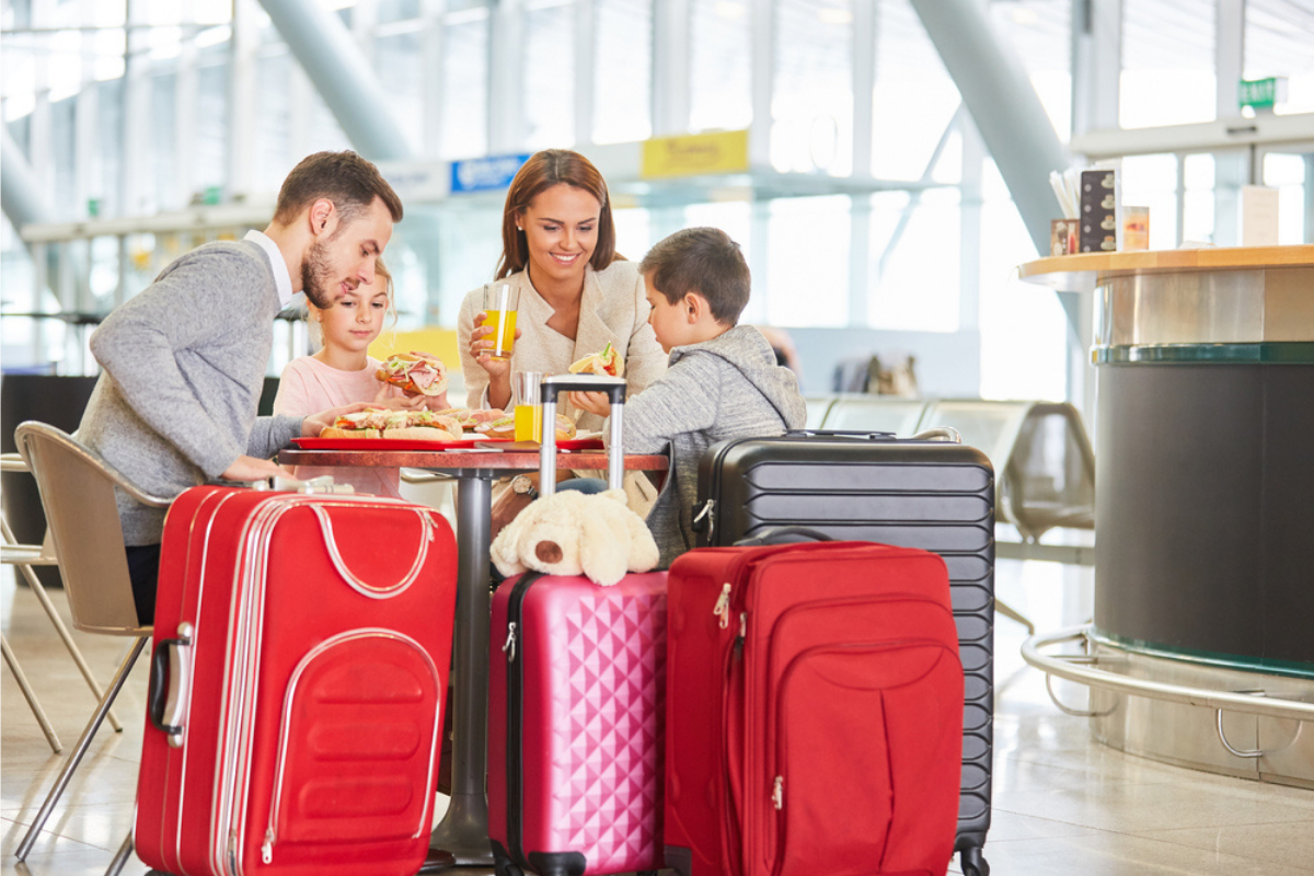 Patru turiști care mănâncă alimente din aeroport