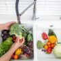 O femeie care curăță salata la chiuvetă pentru a ilustra câteva alimente pe care nu e recomandat să le speli