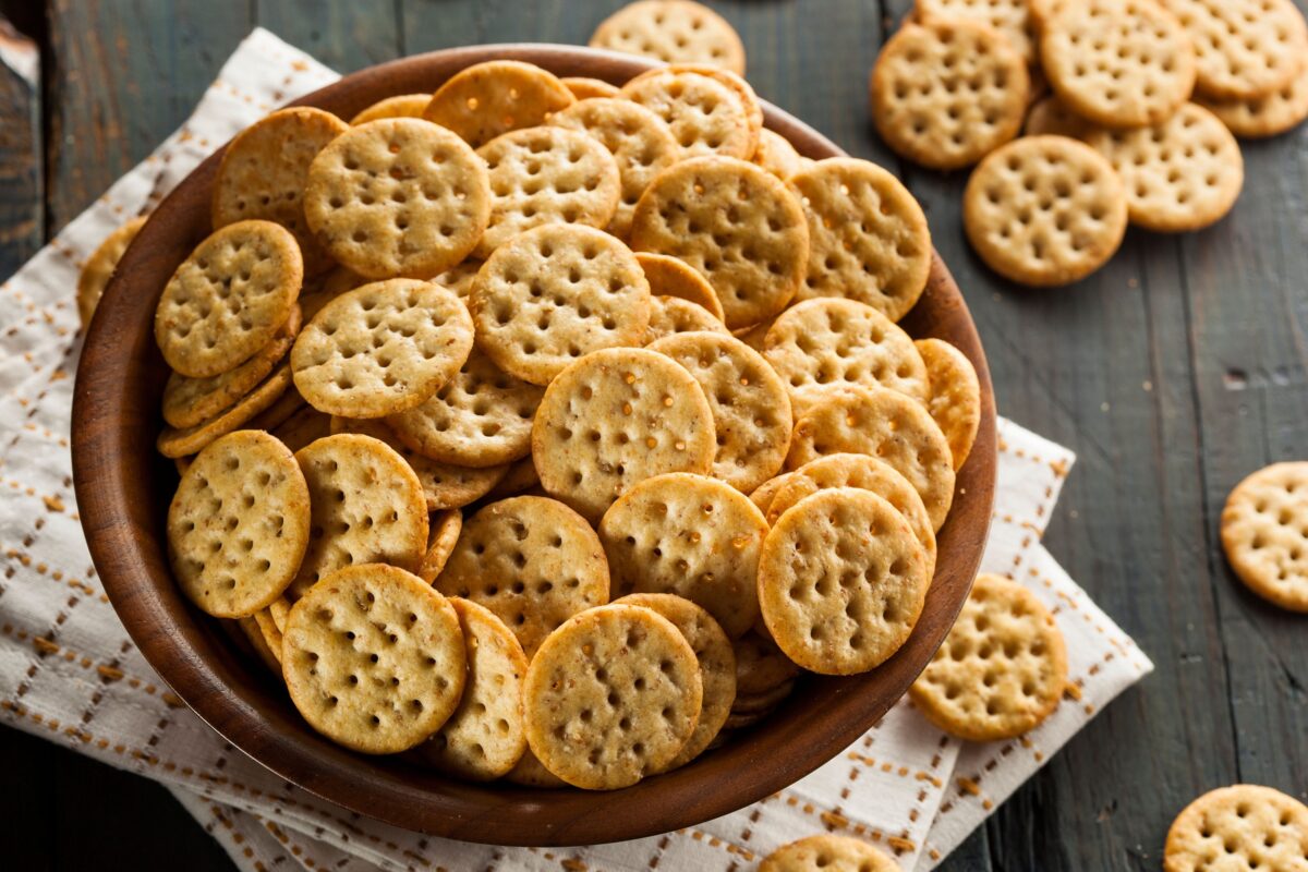 Un bol plin cu biscuiți crackers