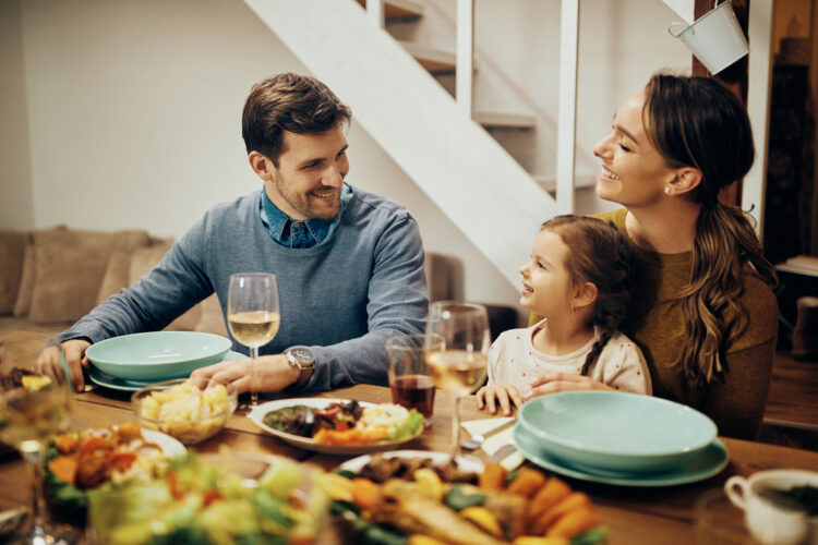 Cină în familie surprinsă într-o casă cu un tată, o mamă și un copil