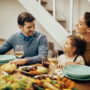 Cină în familie surprinsă într-o casă cu un tată, o mamă și un copil