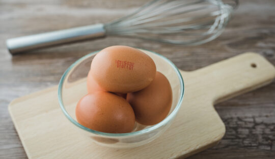 Un bol cu ouă pe care se află scrise codurile înscrise pe ouă