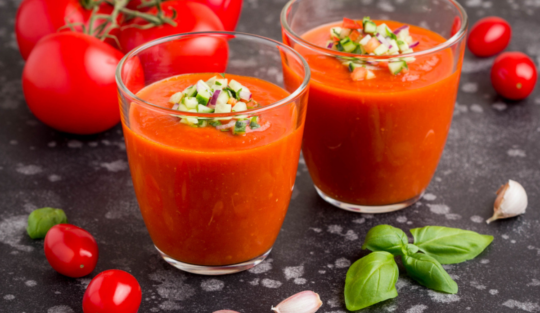 Pahare cu supă de roșii gazpacho