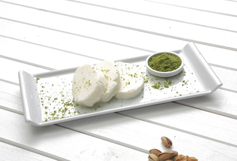 Înghețată tradițională turcească pe nume Dondurma și servită pe un platou alb