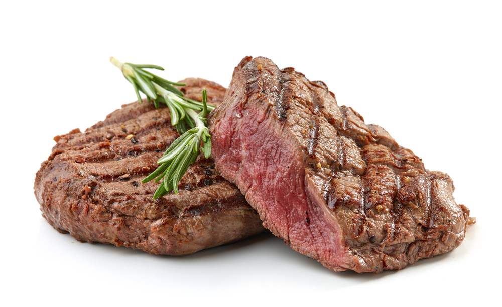 Medium steak pe un fundal alb