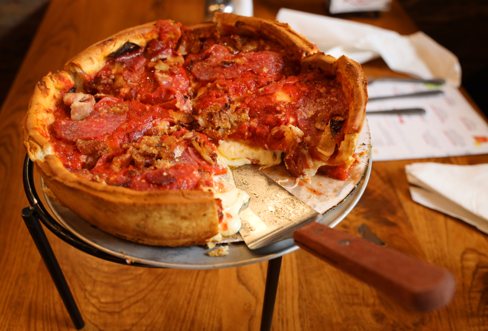 Pizza Chicago din care a fost tăiată o felie