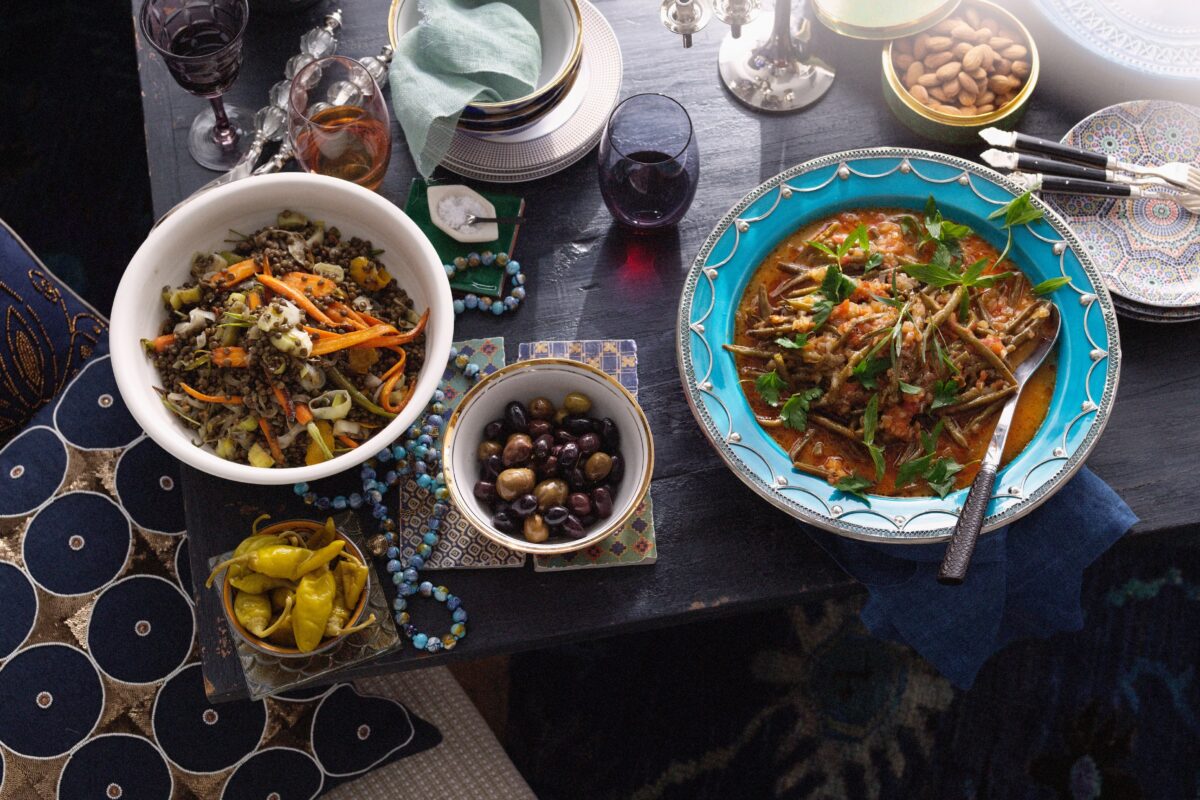 preparate turcești aranjate frumos pe o masă bogată