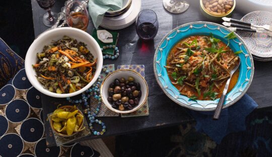 preparate turcești aranjate frumos pe o masă bogată