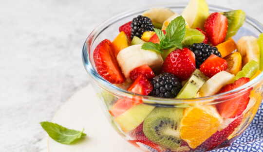 Salată de fructe specială, așezată într-un bol transparent.