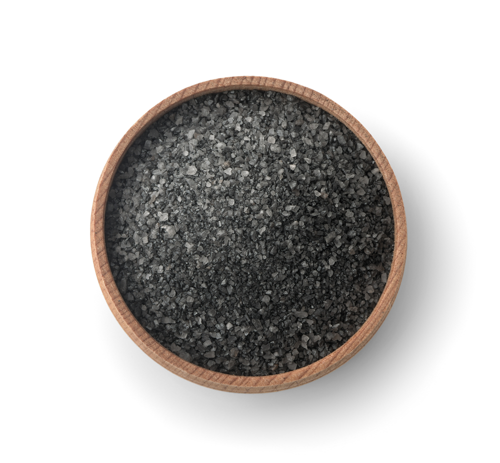 Sare neagră din Cirpu servită într-un bol de lemn