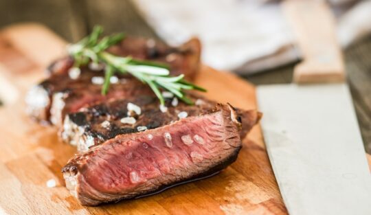 Secretele unui steak de vită medium rare perfect