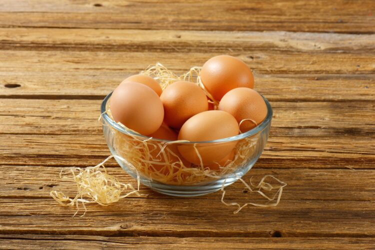 Un bol plin cu ouă care urmează să fie testate pentru a vedea dacă mai sunt bune pentru consum