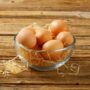 Un bol plin cu ouă care urmează să fie testate pentru a vedea dacă mai sunt bune pentru consum