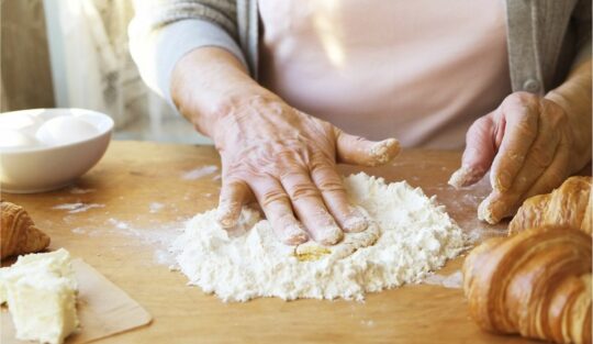 15 trucuri de la bunica care te vor ajuta să gătești mai bine