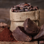 Un săculeț în care se află bucăți de ciocolată neagră pentru a ilustra care sunt beneficiile sale pentru sănătate