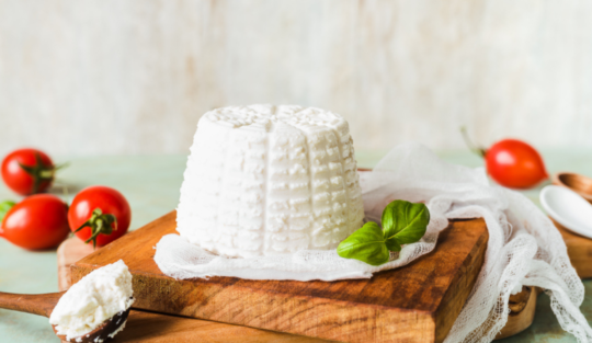 Cum poți face brânză ricotta la tine acasă. Cea mai simplă rețetă