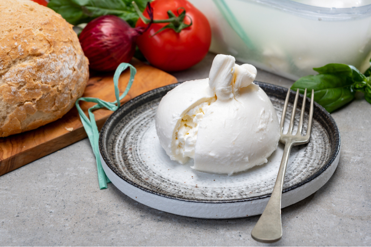 Brânza burrata seamănă la exterior cu mozzarella, dar are un interior cremos/ Shutterstock