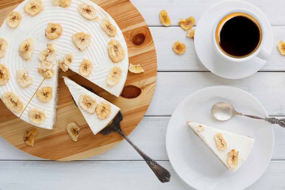 Cheesecake cu banane alături de o ceșacă de cafea