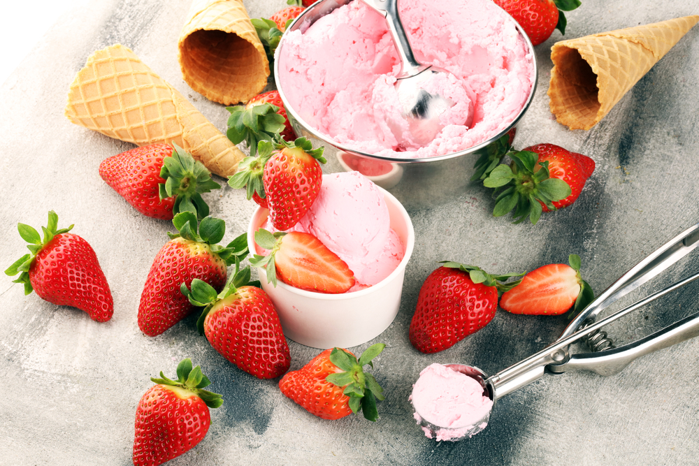 Înghețată de vanilie și căpșuni servită în cornete delicioase