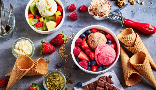 Mai multe variante de înghețată fără zahăr puse în boluri mari