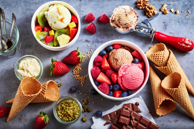 Mai multe variante de înghețată fără zahăr puse în boluri mari