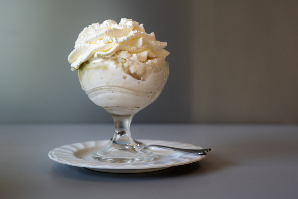 Înghețată în stil sicilian, așezată într-un pahar transparent cu picior.
