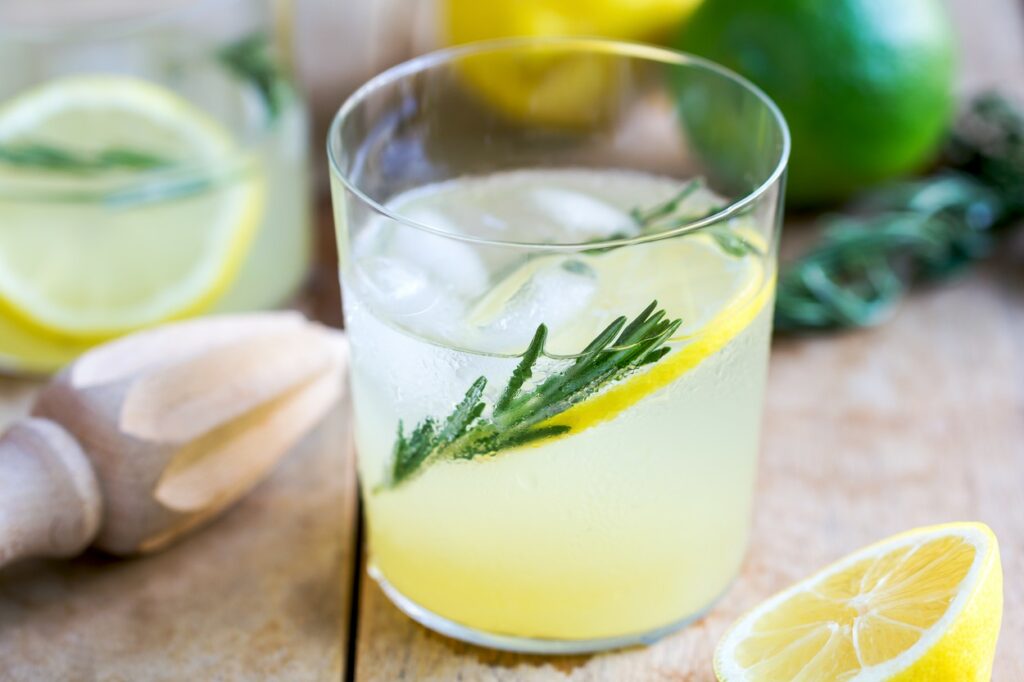 Limonadă cu rozmarin servită într-un pahar mic