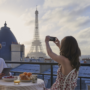 Un cuplu de îndrăgostiți care servește micul dejun în timpul unei călătorii la Paris