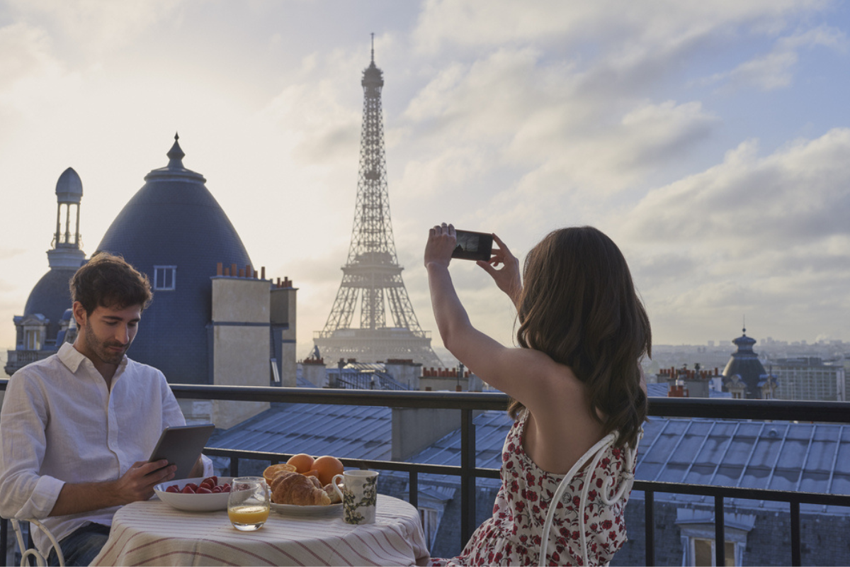 Un cuplu de îndrăgostiți care servește micul dejun în timpul unei călătorii la Paris