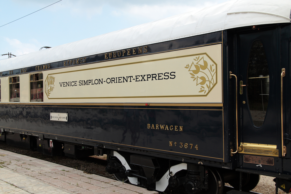 Trenul Orient Express într-o gară din Europa