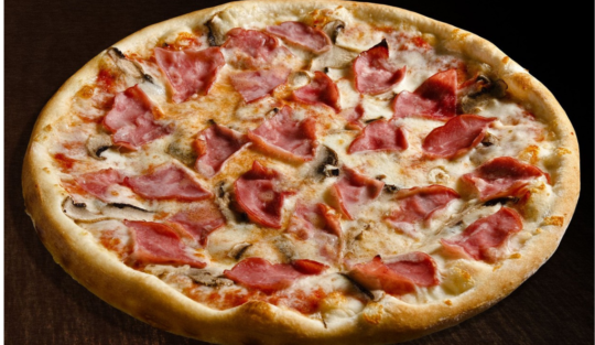 Pizza prosciutto e funghi pe un fundal închis la culoare, ușor rumenită în cuptor