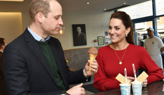 Prințul William și Kate Middleton în timp ce servesc împreună înghețată