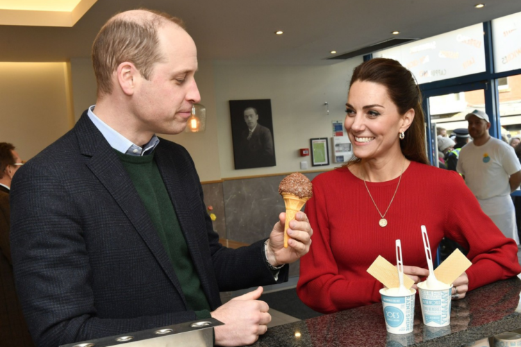 Prințul William și Kate Middleton în timp ce servesc împreună înghețată