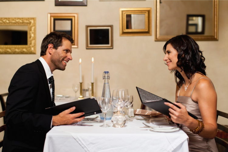 Cuplu care comandă într-un restaurant À la carte