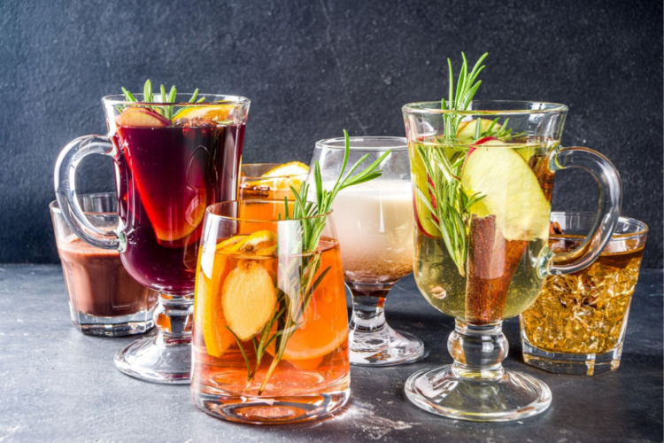 rețete de cocktailuri puse în mai multe pahare cu băuturi alcoolice