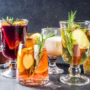 rețete de cocktailuri puse în mai multe pahare cu băuturi alcoolice