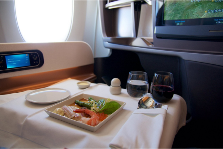 O masă servită în avion pentru a ilustra ce să nu mănânci în avion
